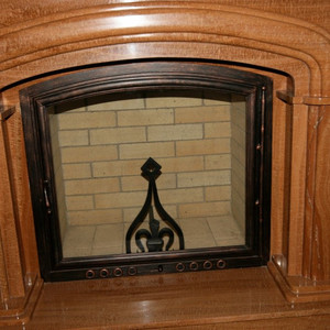 Дверца для камина арочная одностворчатая с огнеупорным стеклом 1.011